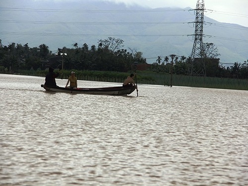 Lũ lụt miền Trung: Lật ghe, một chiến sĩ công an mất tích