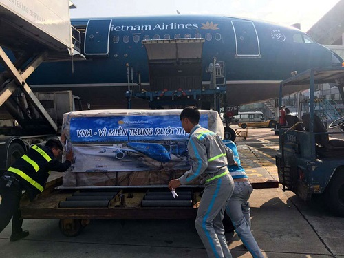 Lũ lụt miền Trung: Máy bay vận chuyển 30 tấn lương khô cứu trợ miền Trung