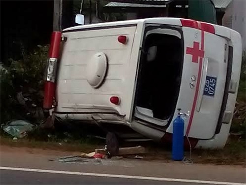 Tai nạn giao thông ngày 18/12: Lật xe cấp cứu, 6 người thương vong