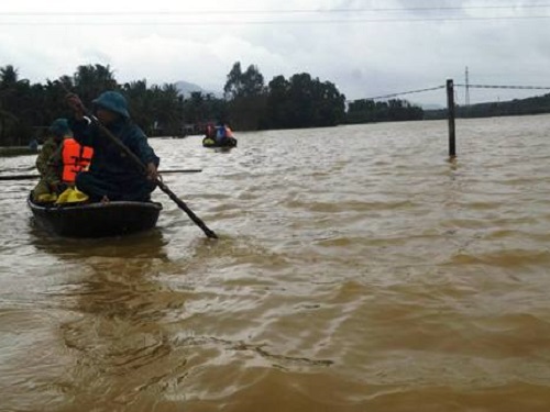 Lũ lụt miền Trung: Số người chết do mưa lũ tăng vọt