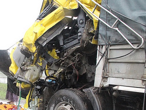 Tai nạn giao thông ngày 19/12: Gần 2 giờ gỡ thi thể tài xế mắc kẹt trong cabin nát bét