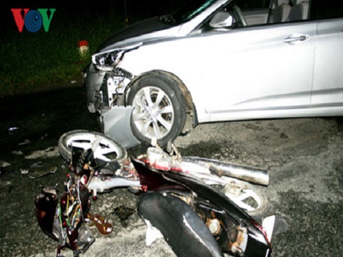 Tai nạn giao thông nghiêm trọng ngày 21/12: Xe 4 chỗ bẹp dúm, tài xế tử vong
