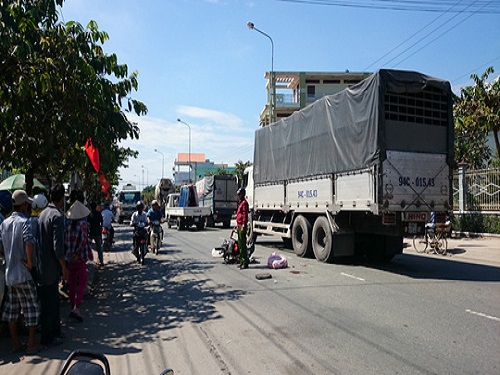 Tai nạn giao thông ngày 22/12: Hai xe máy kéo lê hàng chục mét, 3 người nguy kịch