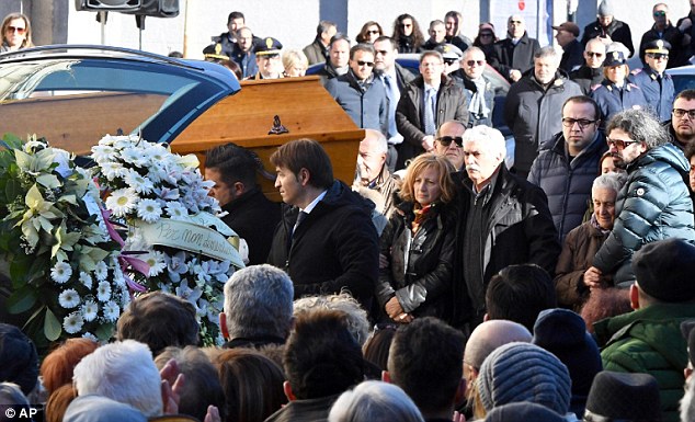  Bố mẹ Fabrizia Di Lorenzo (giữa) trong đám tang của con gái. Ảnh: AP