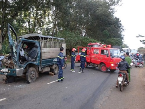 Tai nạn giao thông ngày 27/12: Ô tô lộn nhiều vòng biến dạng, 4 người thương vong