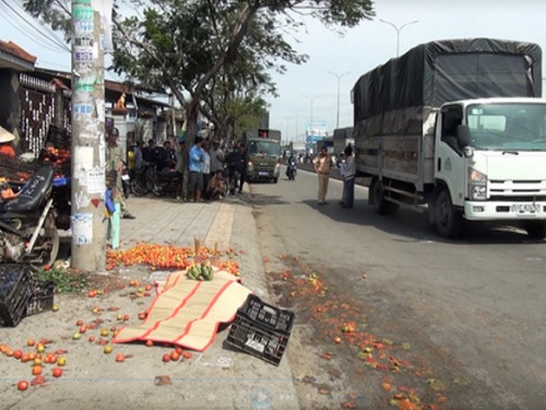 Tai nạn giao thông ngày 30/12: Tông thẳng vào cột điện, người bán trái cây tử vong tại chỗ