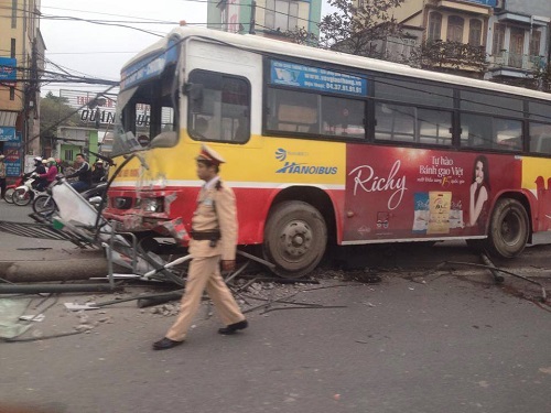 Tai nạn giao thông ngày 31/12: Xe buýt mất lái đâm dải phân cách, 9 người nhập viện