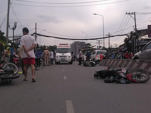 Tai nạn giao thông ngày 2/1: Ô tô tông hàng loạt xe máy, nhiều người nhập viện