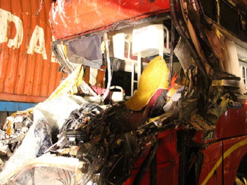 Tai nạn giao thông ngày 6/1: Đầu xe khách biến dạng, tài xế tử vong trên vô lăng