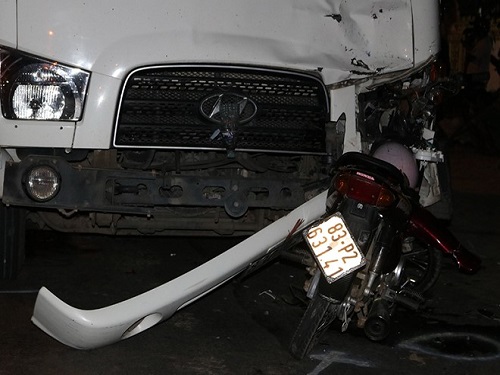 Tai nạn giao thông ngày 11/1: Xe máy găm chặt vào đầu xe tải, 3 người thương vong