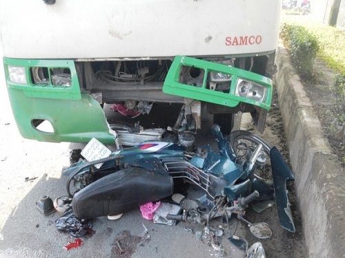 Tai nạn giao thông nghiêm trọng ngày 12/1: Xe máy vỡ nát, hai cha con nguy kịch