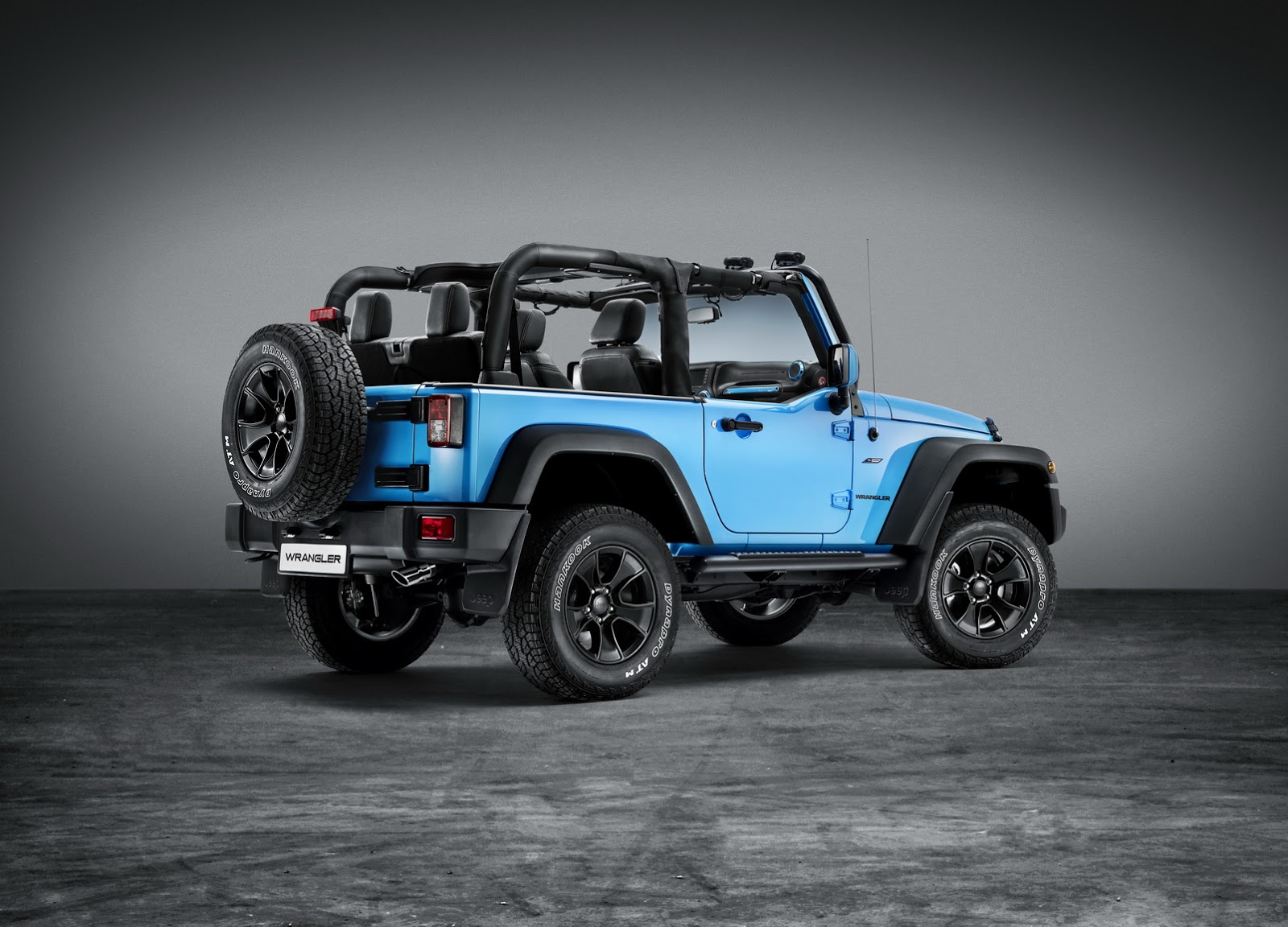 Chiếc xe Jeep màu xanh dương xuất hiện tại triển lãm Geneva có gì lạ?