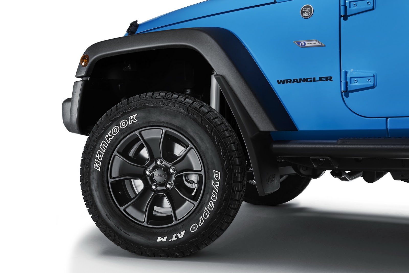 Chiếc xe Jeep màu xanh dương xuất hiện tại triển lãm Geneva có gì lạ?