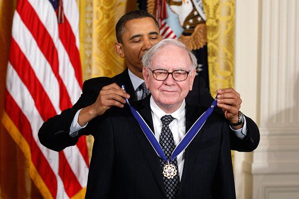 Cựu tổng thống Barrack Obama trao Huân chương Tự do cho tỷ phú Warren Buffett. Ảnh: CNBC
