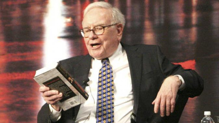 Buffett thường xuyên đọc sách. Ảnh: Internet