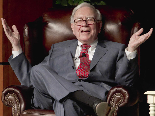 Buffett sở hữu 20 bộ quần áo miễn phí. Ảnh: Internet