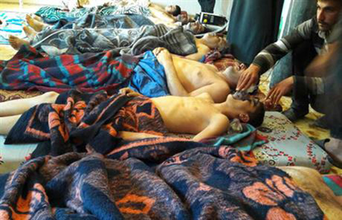 Các nạn nhân của vụ tấn công hóa học ở Syria. Ảnh: AP
