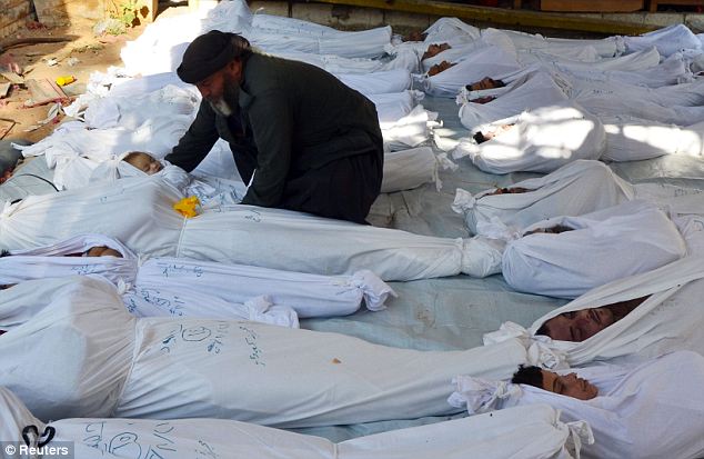 Ít nhất 100 người thiệt mạng vì nhiễm độc sarin tại Syria, trong đó có cả trẻ em và phụ nữ. Ảnh: Reuters