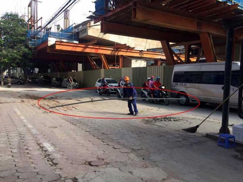  Hình ảnh công nhân di chuyển thanh sắt ''khủng'' rơi từ đường sắt trên cao xuống đường. Ảnh: Người đưa tin