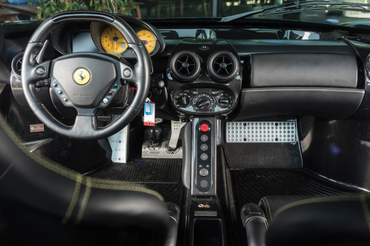 Ngắm vẻ đẹp bí hiểm của Ferrari Enzo đen bóng - ảnh 3