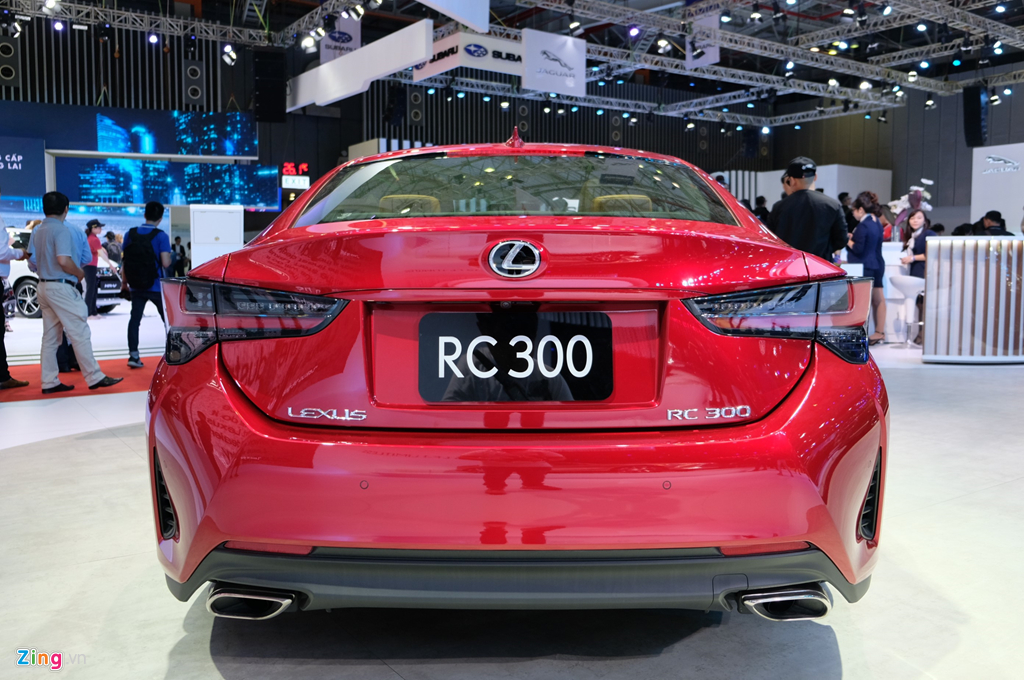 soi-can-canh-mau-xe-coupe-the-thao-lexus-rc-300-hon-3-ty-dong-tai-viet-nam