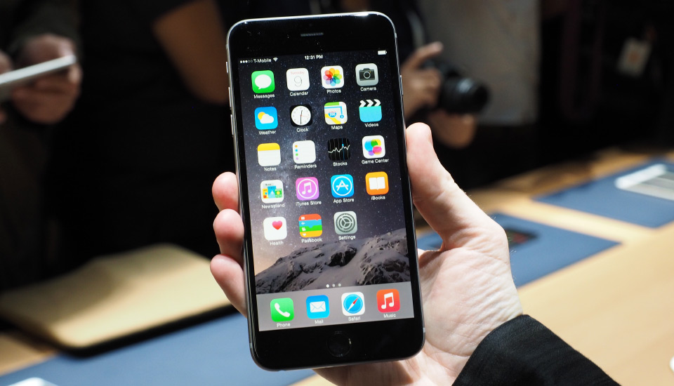 iPhone 6 Plus - người anh em của iPhone 6 - cũng có mặt trong danh sách 10 smartphone tốt nhất 2014