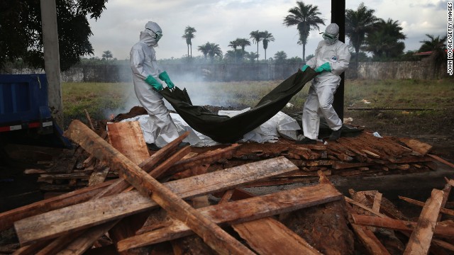 Nhân viên y tế xử lý thi thể các nạn nhân Ebola ở Liberia. 
