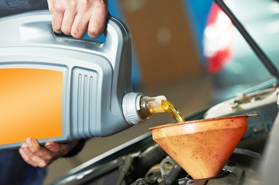 Thay dầu nhớt định kỳ giúp đảm bảo độ bền và tuổi thọ cho ô tô giá rẻ