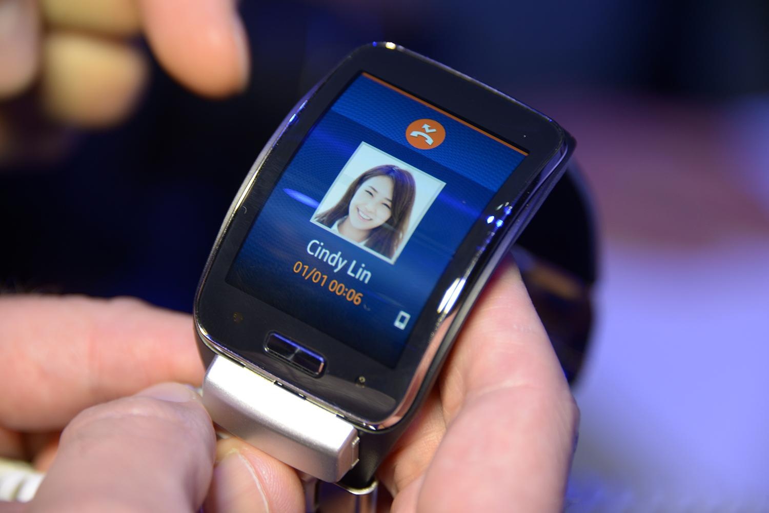 Samsung Gear S là mẫu đồng hồ thông minh giá rẻ với màn hình cong, khả năng hoạt động độc lập không cần smartphone