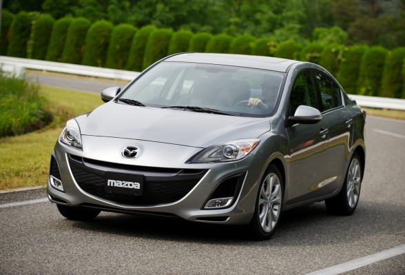 Tính năng lái thú vị, hiệu suất tiêu thụ nhiên liệu xuất sắc là điểm nổi trội ở dòng ô tô cũ Mazda3 dành cho sinh viên.