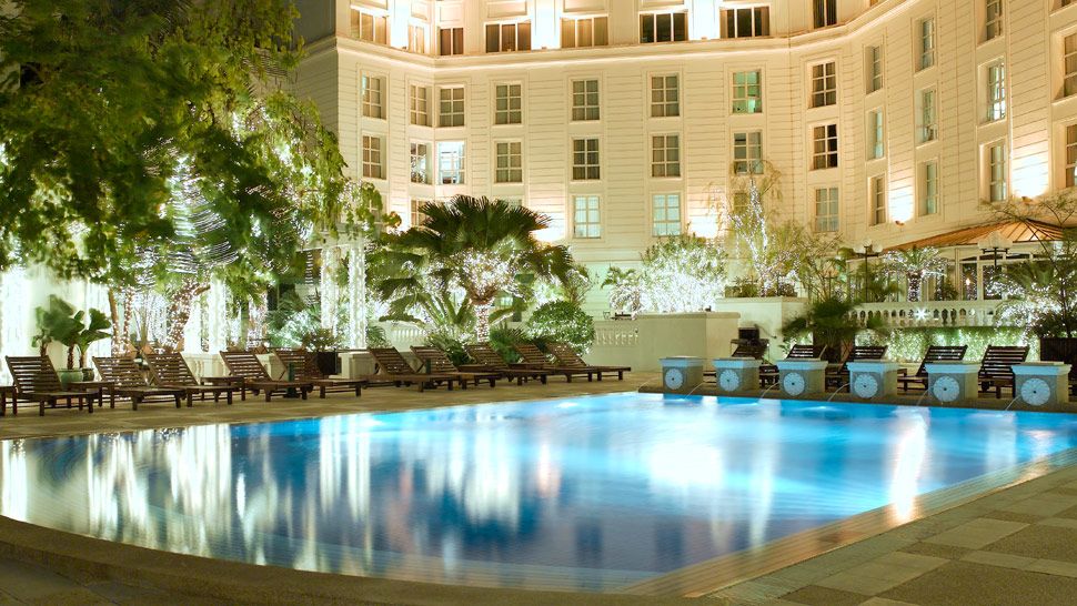 Bể bơi xa hoa trong khách sạn Sofitel Legend Metropole