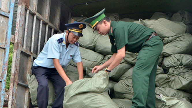 Đội kiểm soát liên hợp số 1 tỉnh Quảng Ninh kiểm tra số thịt gà trên xe tải