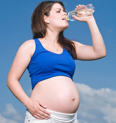 Phụ nữ mang thai có nhu cầu uống nước lớn hơn gấp nhiều lần người bình thường. Ảnh minh họa