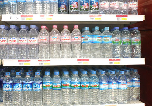 Nước đóng chai bẩn chứa nhiều vi khuẩn gây hại sức khỏe 