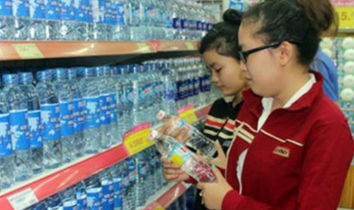 Vô vàn sản phẩm nước đóng chai không đủ an toàn thực phẩm tràn nhập thị trường 
