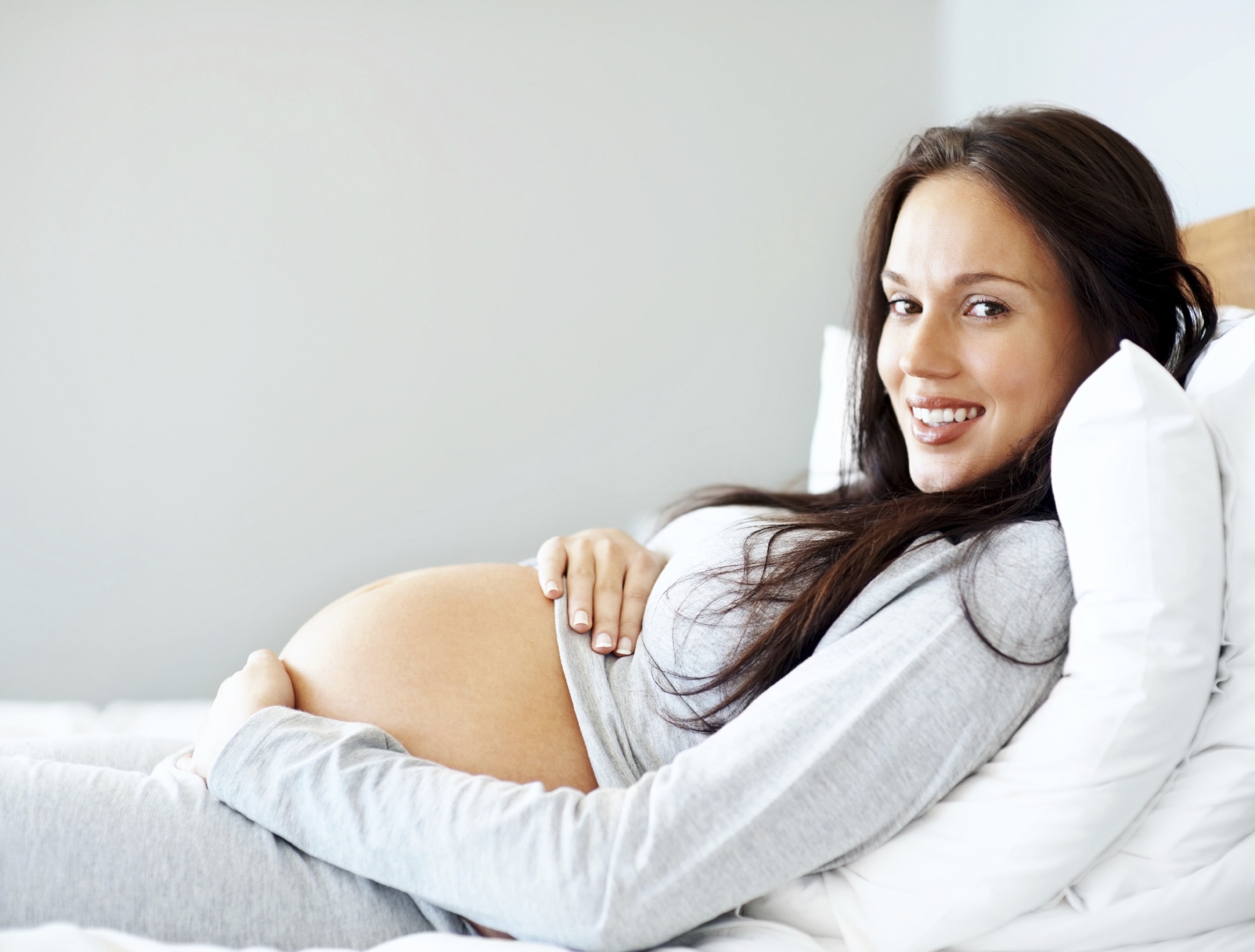 Mẹ bầu nghỉ ngơi đầy đủ để đảm bảo không bị động thai. Ảnh: Internet