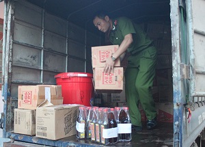 Thu giữ hàng loạt nước mắm giả tại Nghệ An. Ảnh CAND