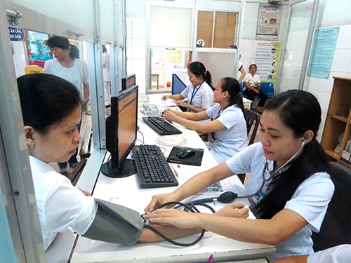 Kiểm tra huyết áp cho thai phụ tại Trung tâm Chăm sóc sức khỏe sinh sản TP HCM. Ảnh: Người lao động