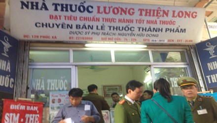 Cơ quan chức năng kiểm tra hệ thống cửa hàng của Trần Thị Ánh Tuyết. Ảnh: Minh Đức