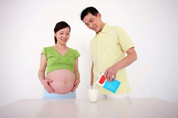 Sữa là thực phẩm không thể thiếu của bà bầu trong 3 tháng đầu