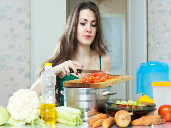 Chế độ ăn uống không lành mạnh là nguyên nhân gây sỏi thận.