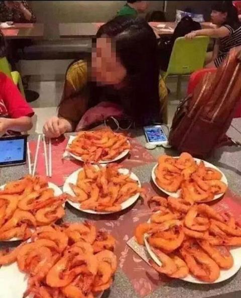 Hình ảnh người Trung Quốc ăn buffet tại Thái Lan. Ảnh Đ.V