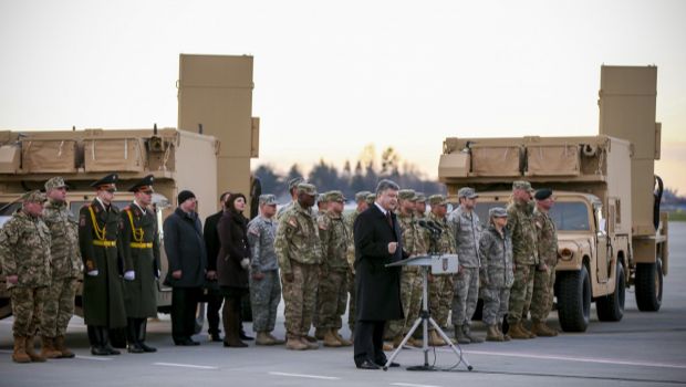Tổng thống Ukraine Petro Poroshenko phát biểu tại lễ tiếp nhận radar Mỹ.
