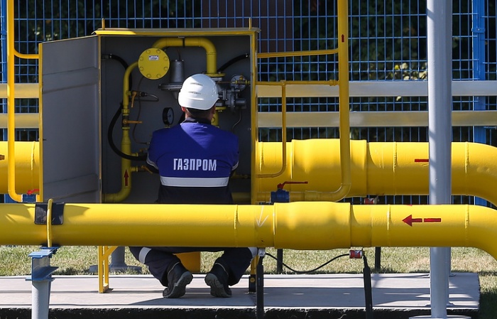 Công nhân Gazprom đang vận hành đường ống khí đốt cung cấp cho Ukraine