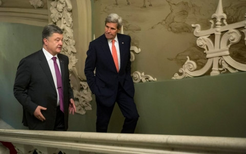 Tổng thống Ukraine Poroshenko (trái) và ông John Kerry trao đổi về tình hình miền Đông Ukraine