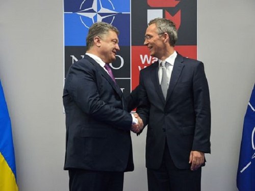 Tổng thống Ukraine Petro Poroshenko và Tổng Thư kí NATO Jens Stoltenberg (phải)