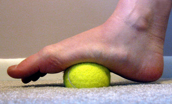 Massage bằng bóng tennis trị thấp khớp hiệu quả 
