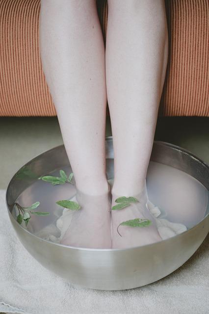 Ngâm chân bằng nước muối ấm không chỉ giúp giảm bớt các cơn đau thấp khớp còn giúp cho cơ thể được thư giãn