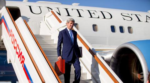 Ngoại trưởng Mỹ John Kerry đến sân bay quốc tế Vnukovo gần Moscow hôm 23/3. 