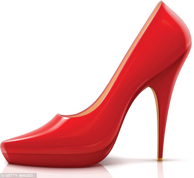 Giày cao gót không thể trực tiếp gây ung thư nhưng đi giày cao gót trong một thời gian dài sẽ ảnh hưởng tiêu cực tới xương cũng như sức khỏe